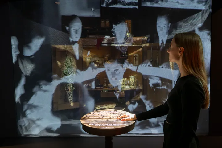 Taschenlampenführung durch die Sonderausstellung "Magie"