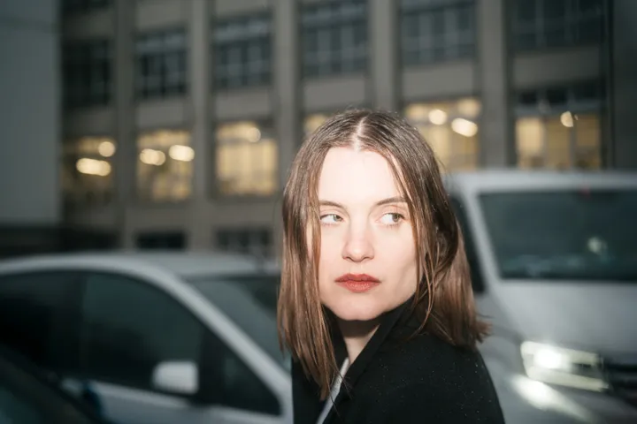 Sophia Kennedy – Squeeze Me