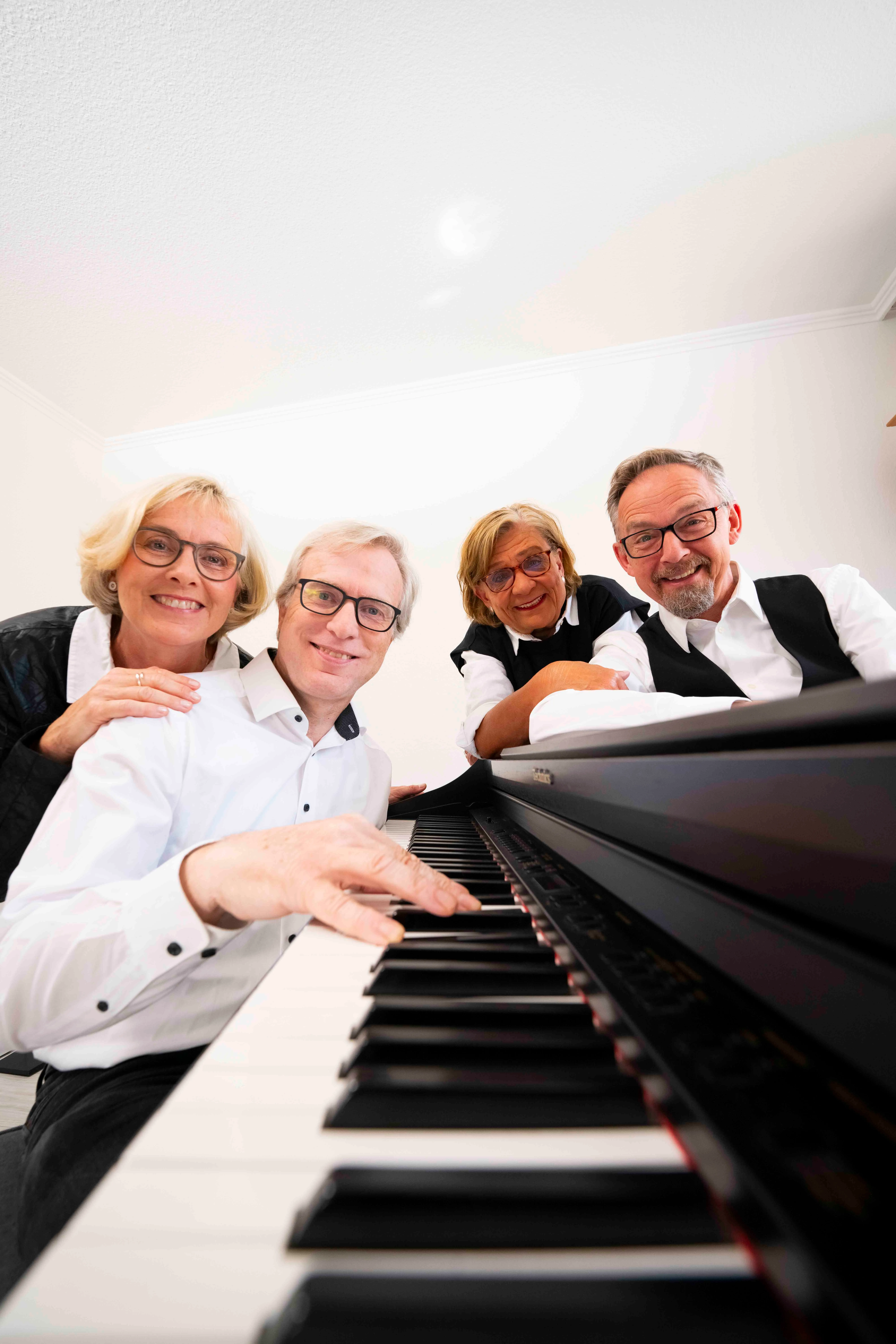 Statt-Theater Vegesack – 4 Köpfe. 1 Piano Statt-Theater Vegesack – 4 Köpfe. 1 Piano